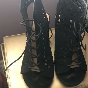 Short wedge laced shoes